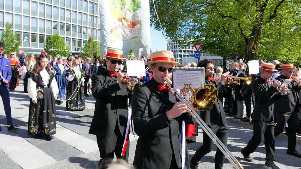 Godeset skole 09:45 Barnetoget stiller opp ved Hinna Stadion 10:00 Barnetoget starter 12:00 17. mai-fest på Godeset skole 12:00 Velkommen ved FAU 17. mai-tale ved elev fra 7. trinn 7.