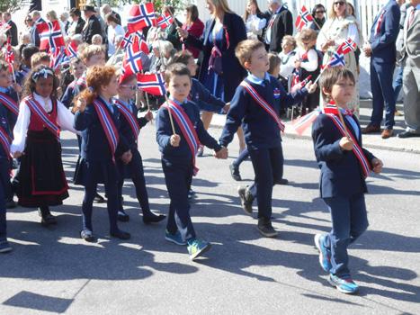 Kampen skole Flaggheising og nasjonalsang v/korpset i skolegården, kl. 08.00. Korpset marsjerer og spiller i nærmiljøet umiddelbart etter flaggheising. Etter barnetoget arrangerer FAU og korpset 17.