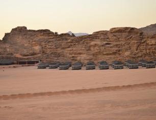 Dag 3, 4. november 2019: Wadi Rum Frokost på hotellet og utsjekk. Vi reiser tidlig fra hotellet og kjører tre og en halv time til den rosa byen Petra.