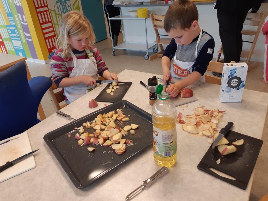 Matplan for Reipå barnehage Bjørn og rev har liste over hvilke barn som skal være med å forberede lunsjen hver dag. Da oppnår vi medvirkning i hverdagen og økt bevissthet rundt måltider.
