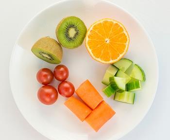 5 om dagen En porsjon grønnsaker, frukt eller bær for et barnehagebarn kan for eksempel være én av disse: 4-5