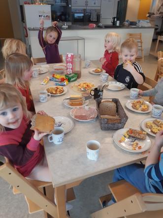 Matplan for Reipå barnehage Felles for hele barnehagen Frokost mandag tirsdag onsdag torsdag fredag Til grøten: Eplebiter og rosiner, kanel Til grøten: Blåbær/ bringebær, kanel Til grøten: