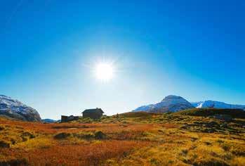 Utladalen Utladalen er dramatisk og vill, og rundt dalen ligg det høgastliggjande fjellpartiet i Noreg, med mange toppar på over 2000 meter.