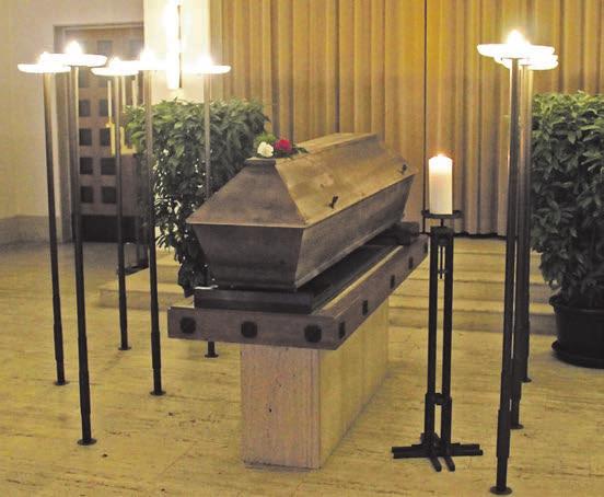 Vorarlberger KirchenBlatt 26. Oktober 2017 Reportage 5 Der einsame letzte Weg zum Grab führt den Sarg von Adele B. durch die Alleen des Wiener Zentralfriedhofs (links).