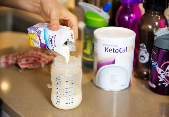 KetoCal LQ kan drikkes som den er, mens pulveret kan blandes med vann og drikkes som en milkshake.