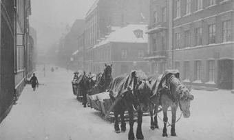 «Karens jul» I novellen «Karens jul» fra 1885 forteller Amalie Skram om en ung mor og barnet hennes som begge fryser i hjel en kald vinternatt på ei brygge i Kristiania.