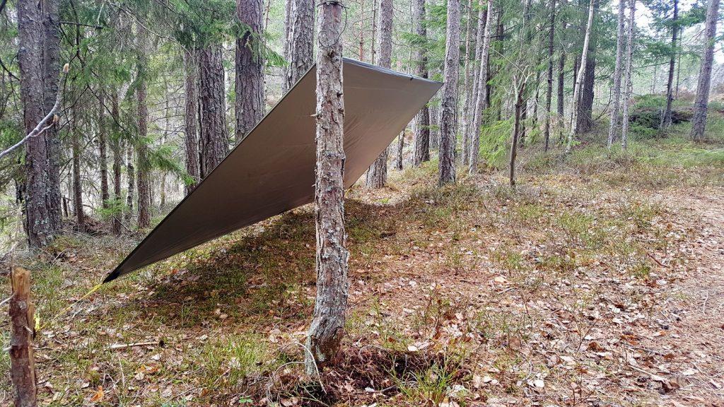 Hva med en gapahuk? GAPAHUK: Tarpen kan du enkelt spenne opp som gapahuk. Størrelsen velger du selv ved å brette tarpen.