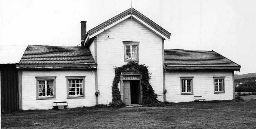 grunnplan, ikke fulle toetasjer, bare over en del, i enden av huset med mønet på tvers.