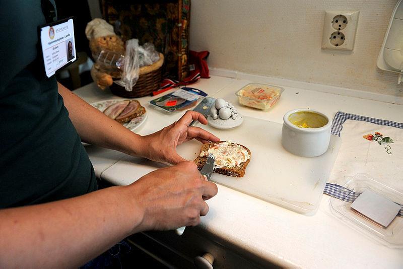 Tiltak for det gode måltid - hjemmeboende Spisevenn skal være en del av kommunes faste tilbud Prøve ut bruk av frivillige
