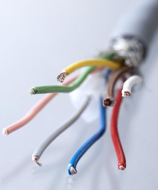 Multikabler - PVC FLEXTRONIC CY 1050-300/500 V FLEXTRONIC CY 1050 anvendes, hvor der kræves en fleksibel kabelforbindelse til eksempelvis kontroludstyr i maskiner og produktion. Leder: Cu-tråde kl.