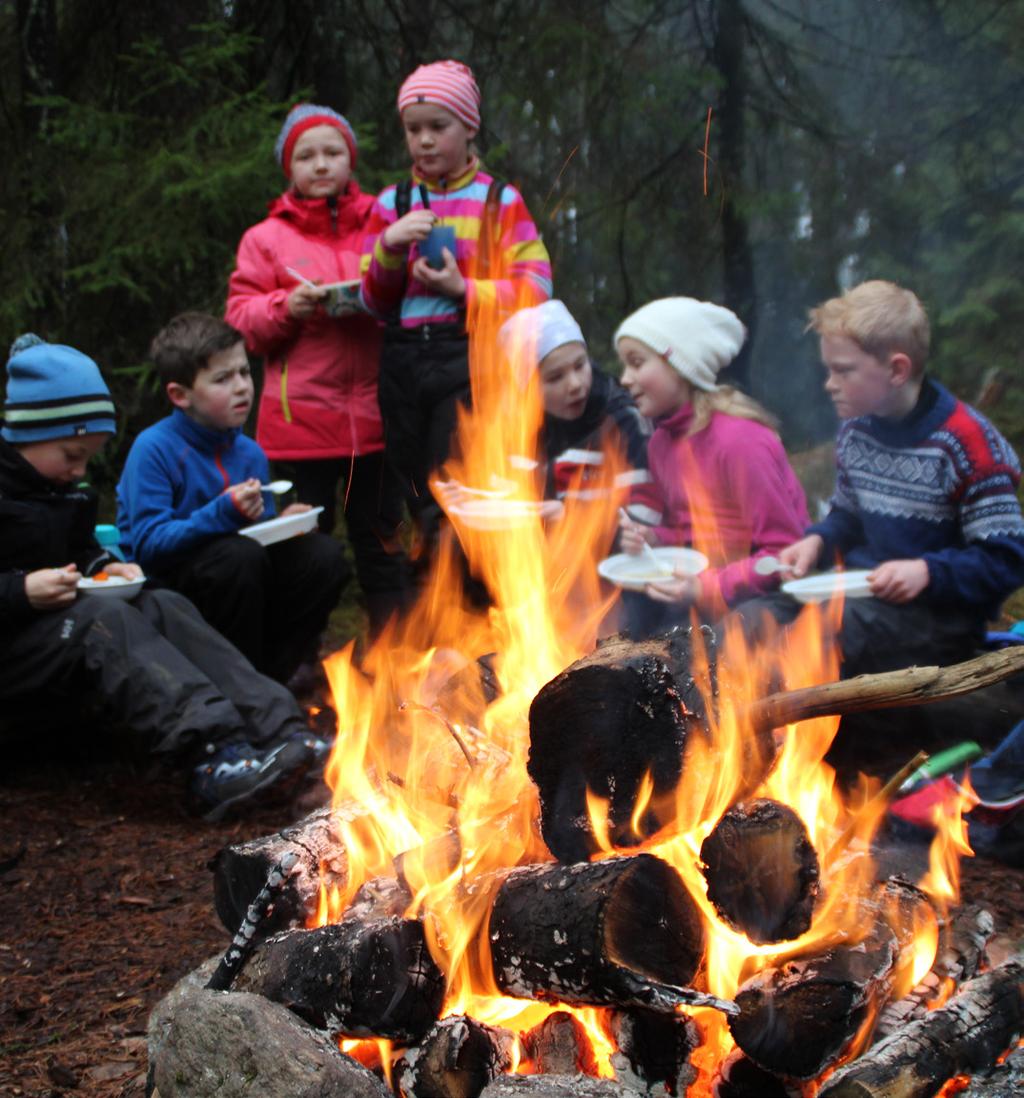 Hjortsberg skole har fått innvilget kr 3000 til ei bålpanne. Bildene til høyre er fra en skogdag, hvor det serveres varme fiskekaker til lunsj.