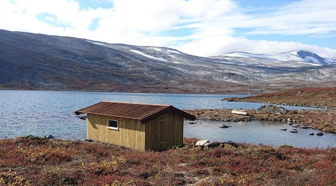 Naustet ved hytta med same tretak som ser tenkt brukt på hytta.