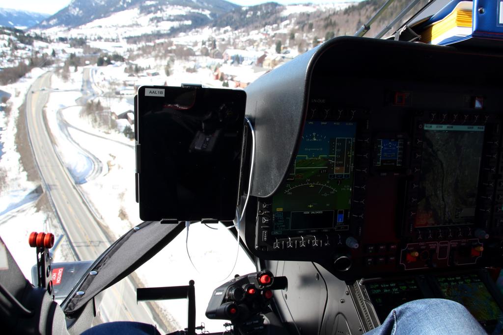 - Våre nye helikoptre har - 4 aksers autopilot avlaster piloten under flygning - Nye moderne nattsynbriller (NVG) -