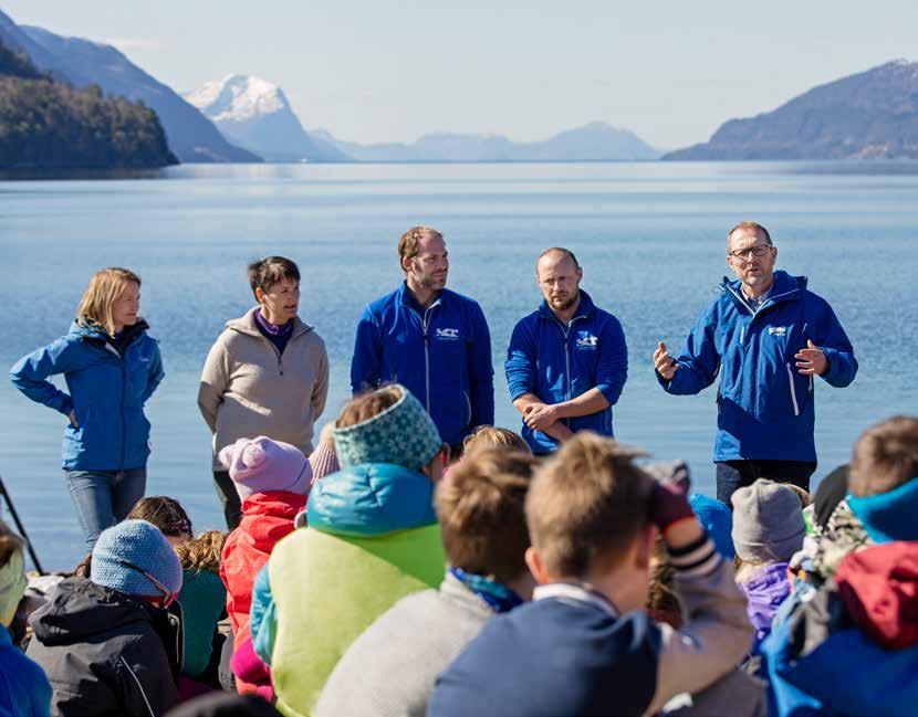 Kva er eigentleg berekraft? Tiåringane sat med spisse øyre ved sjøen som glitra i sol, da ordførar i Skodje kommune, Dag Olav Tennfjord, fortalde om kva berekraft eigentleg handlar om.