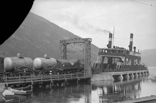 Transporten over Tinnsjøen måtte foregå med jernbaneferger. De første årene var også kanalforbindelsen til Skien helt avgjørende. Fra Rjukan kjørte toget til Mæl. Derfra var det ferger over Tinnsjøen.