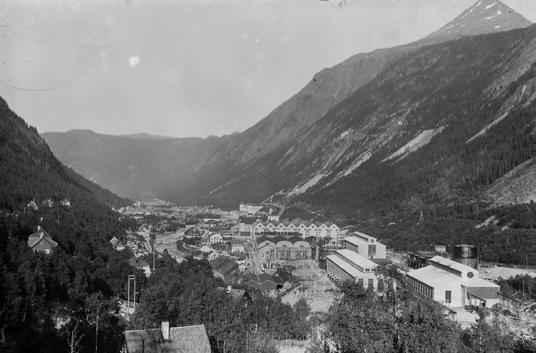 På Rjukan, med utømmelige mengder selv-eiet elektrisk kraft ble kapasiteten mangedoblet. I en periode laget Emballasjefabrikken 5000 tønner på en arbeidsdag.