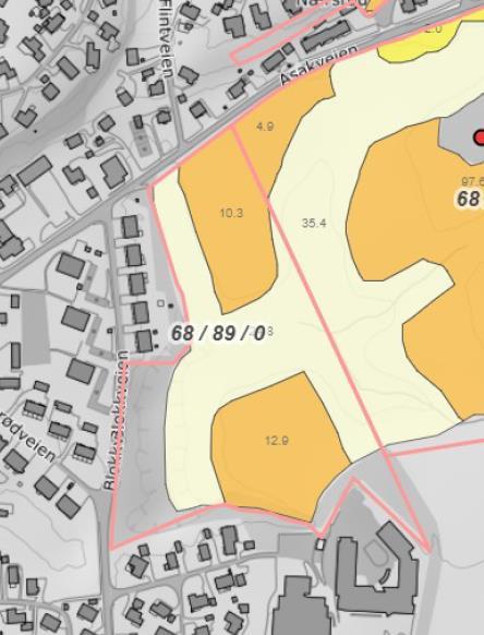 Området omfatter ca. 60 daa og ligger mellom Gimle skole og Asakveien, om lag 2,7 km kjøre/sykleavstand fra Halden sentrum.