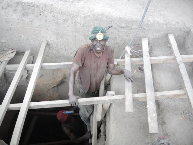 Blant gruvearbeidere er forekomsten av tuberkulose opp mot 14 ganger høyere enn samfunnet ellers. Nede i gruvene er det trangt og det er mange som deler på den begrensede lufta.