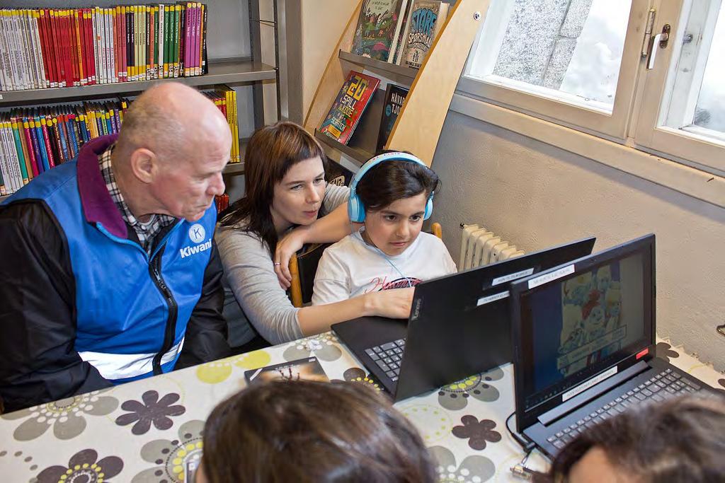 Kiwanis Club Elverum har vært sponsor og gjort dette mulig, og president Harald Langeid var med på en enkel seremoni der gaven ble montert opp og tatt i bruk, i nærvær av både barn og Elverumsradioen