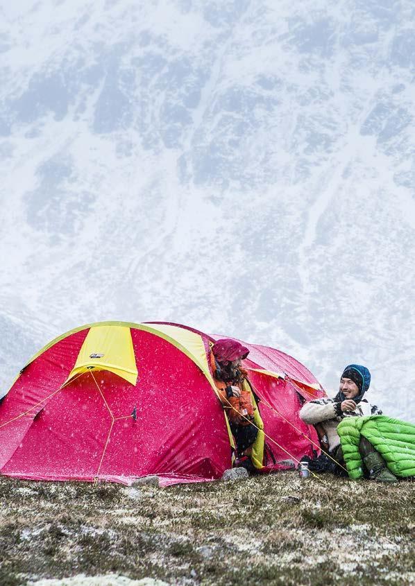 TIPS OG TRIKS BARDUNERING I VANSKELIGE FORHOLD Er det vanskelig å få festet teltet i bakken, enten ved for løs snø eller hard grunn, finnes det alternative måter å bardunere teltet på.