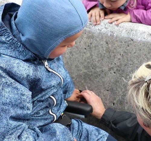 uttrykksformer slik at barnet får gode modeller for hvordan det selv kan lære og bruke sin egen språkform.