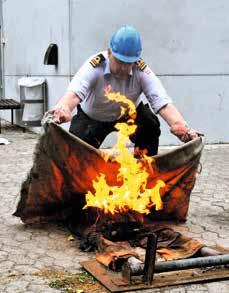 SØVÆRNET OG MARINEHJEMMEVÆRNET Brandslukning på Korsør Brandskole. Det er vigtigt at kunne slukke ild, når man er til søs. (Foto: Jane Noesgaard Larsen) Gemmer der sig noget under vandoverfladen?