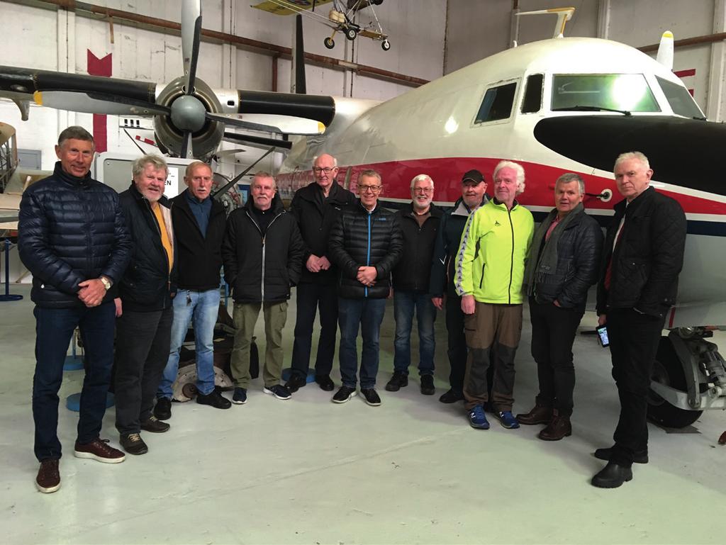 «Nå kan de trega de som ikkje blei med» Per Knoph sammen med vårt blide vertskap. Noen i turgjengen foran Braathens legendariske Fokker F-27 Friendship. Roar Henriksen viste rundt i verkstedet.