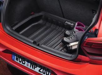 06 Det høye bagasjeromstrauet med Polo-logo er svært robust og passer perfekt. En høy kant beskytter bagasjerommet mot søl.