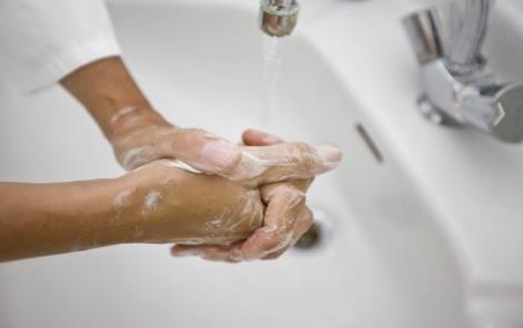 Enkle tiltak og rutiner som: Vanlige hygieniske vernetiltak God håndvask etter kontakt med noe som kan være forurenset med smittsomme biologiske faktorer Bruk av hansker når man kan komme til å ta i