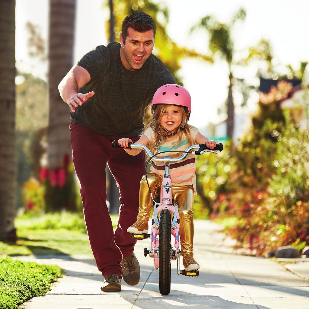 Å ha med barn som sykler på en egen sykkel. Forsikre deg om at barnet ditt er riktig kledd for syklingen, med lyse, godt synlige klær.