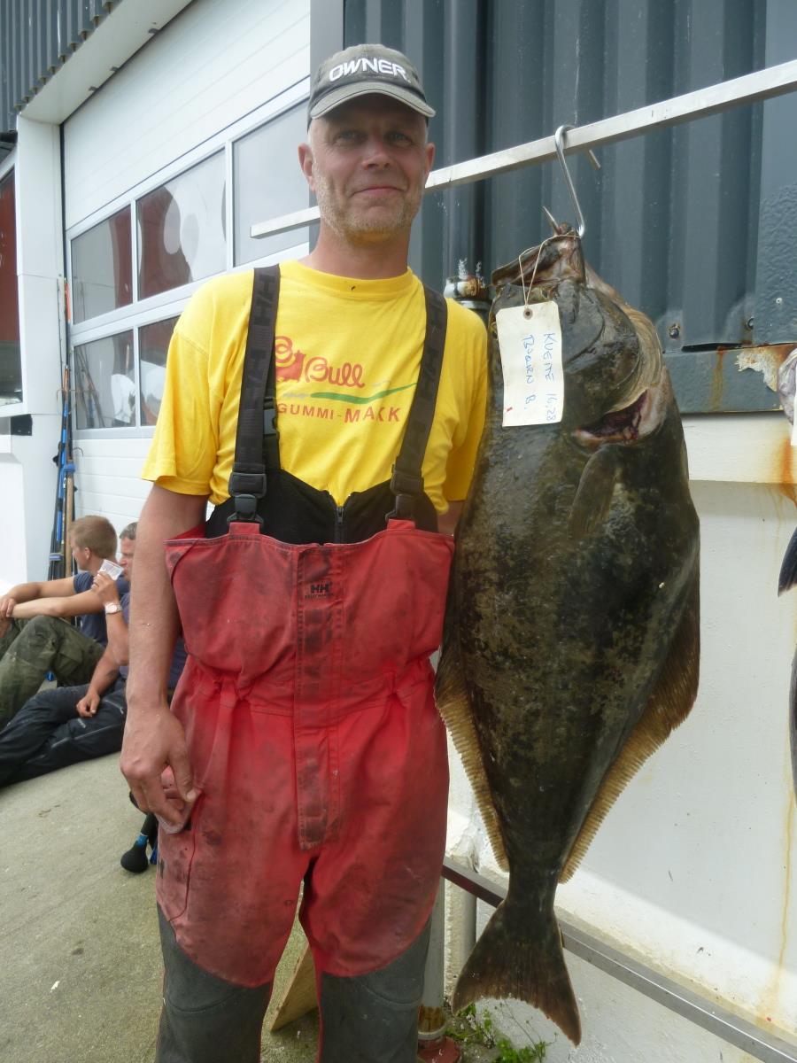 Bjørn B. Bakkelid med festivalens største kveite på 16,28 kg TREDJE FISKEDAG Det var innaskjærs fiske da vinden ikke gjorde det forsvarlig å dra ut på havet.