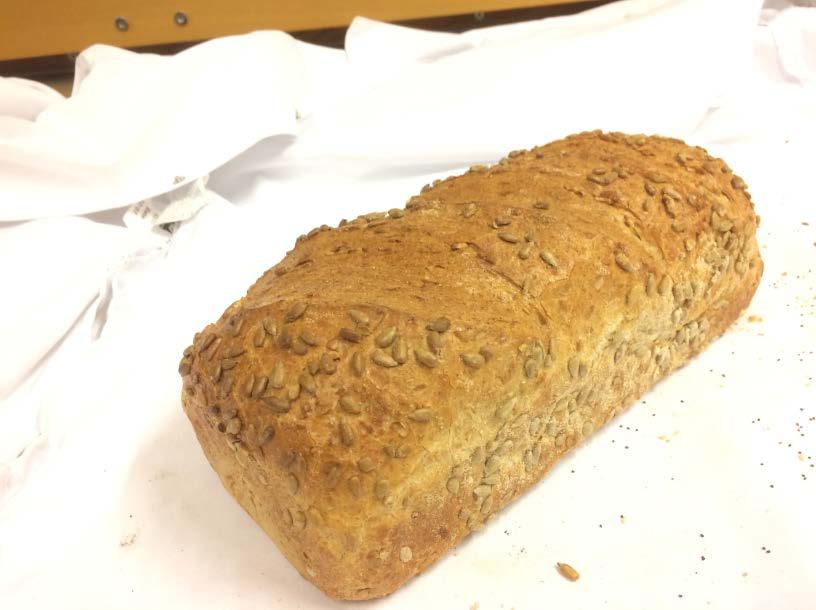 formstekt SOLSIKKEBRØD vekt 700 gram varenummer 10210 Det som gjør at dette brødet er så godt og saftig, skyldes at oljene i solsikkefrøene trekker ut i deigen når det stekes.