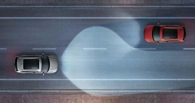 B 04 Fjernlysreguleringen kan oppdage møtende kjøretøyer og kjøretøyer foran bilen ved hjelp av et kamera som er festet bak det innvendige speilet, og