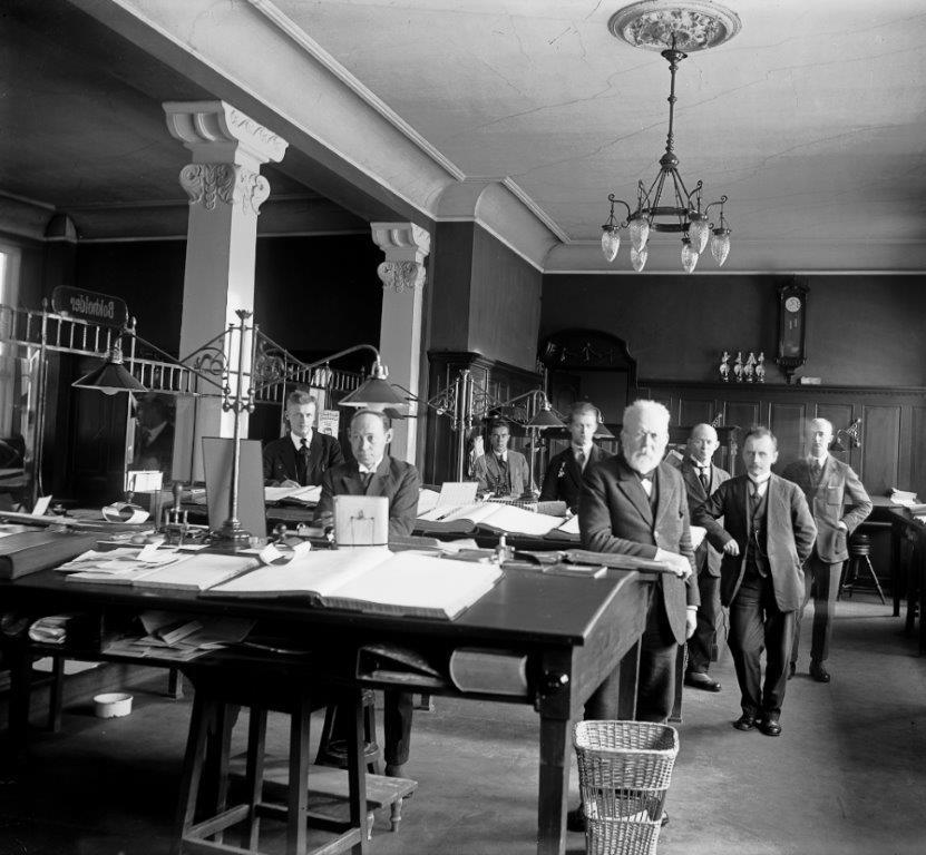 Bankfunksjonærenes samfunn ble etablert i Kristiania i 1904 Å stå samlet og være solidariske i lønnskampen