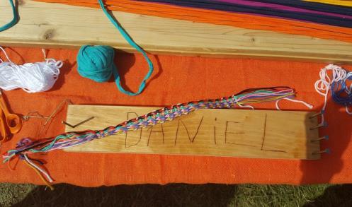 Ung Husflid hadde laget en stor kabylsk vev på over en meter og med 12 spiker. Denne veven kunne alle veve på.