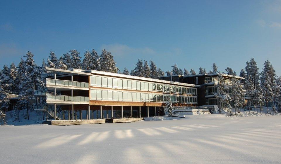 SKØYTEBANE Når isen legger seg på den vakre innsjøen utenfor hotellet, blir det fantastiske forhold for å utforske naturen på skøyter vi har også skøyter til utlån.