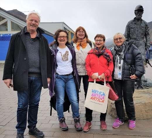 ÅRSMELDING NORDNORSK FORFATTERLAG 2018 Forfatterlagets styre i Longyearbyen, september 2018. STYREMØTER I 2018 Fem ordinære møter samt et kort konstituerende styremøte ble holdt i 2018.