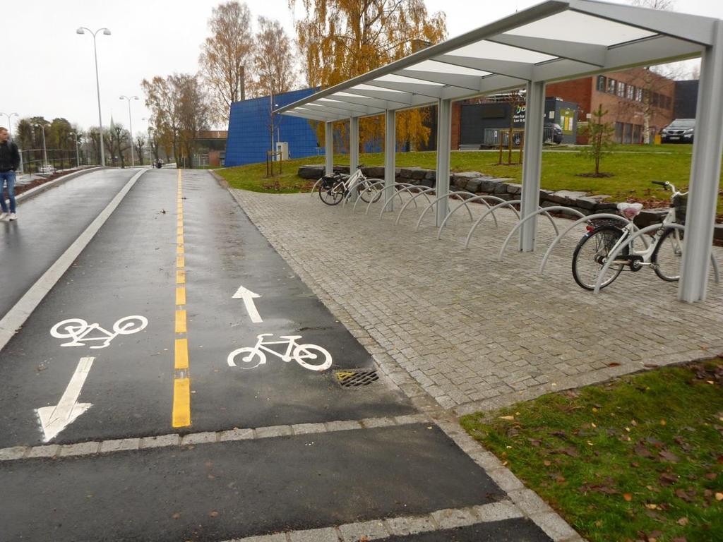 I forbindelse med ny kollektivterminal er det bygd 450 meter sykkelvei med fortau og sykkelparkering under tak.
