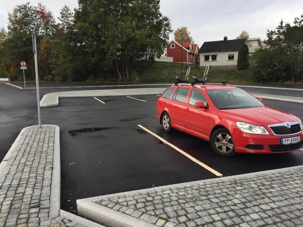 På Myrane er det anagt 10 p-plasser for innfartsparkering for de som bil sette fra seg bil og ta buss i retning Lillesand. Det er plass til å utvide antall plasser hvis det bior behov.