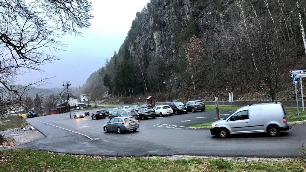 Innfartsparkeringen på Grovane med p-plass og nytt busstopp med sykkelparkering.