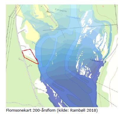 Tiltakene er plassert innenfor 200-års flomsone. Fritidsbolig kan ikke plasseres innenfor denne sonen uten at det dokumenteres tilstrekkelig sikkerhet mot flom jf. TEK17 7-2.