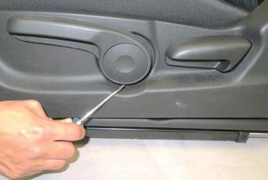 3) Remove the reclining knob () in numerical