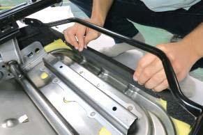 0) Hook the front plastic part () of the seat cushion