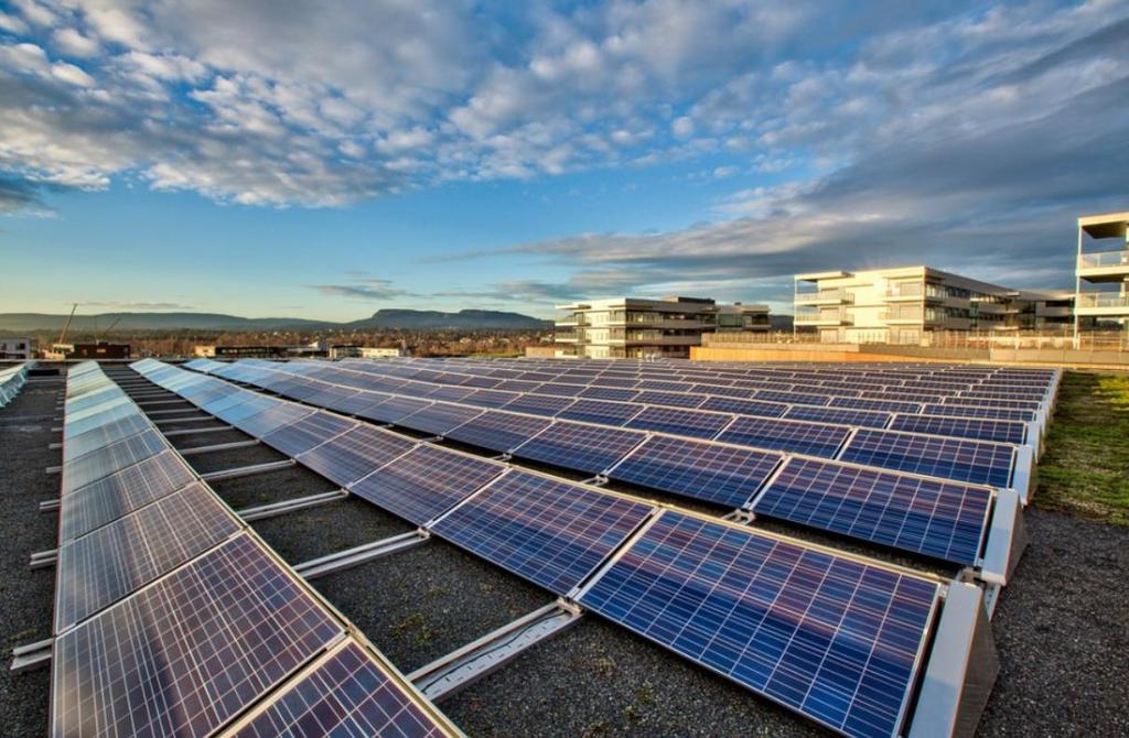 Solcelleanlegg på Fornebu S Spesifikasjoner: El-produksjon: 145 000 kwh/år Montasje: 20 mot sør, Installert effekt: 160 kw p
