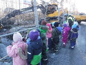 I januar var me og så heldige at me fekk følga med på når dei gravde hull i veien ved barnahegen og la