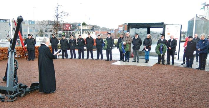 AFDELINGERNE Juleaftensdag deltog tre maritime foreninger sammen med personel fra Randers Havn i højtideligheden ved Mindeankret på Honnørkajen i Randers.