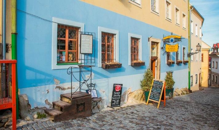 MODRÁ HVIEZDA (den blå stjerne) Liten, hyggelig restaurant rett i foten av Borgen, midt i den tidligere jødiske