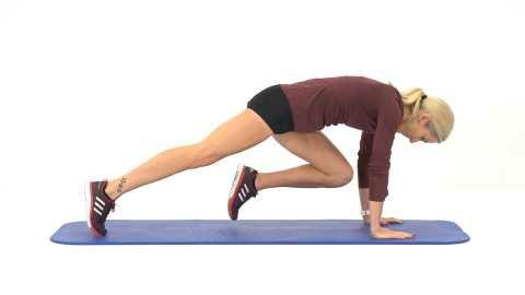 FRIIDRETT / NIVÅ 1 1. Aktiv tøyning-kombo Hensikt: Bedre mobiliteten i ryggen, hoftene og baksiden av bena 1. og 2. Hold skuldrene i gulvet 3.