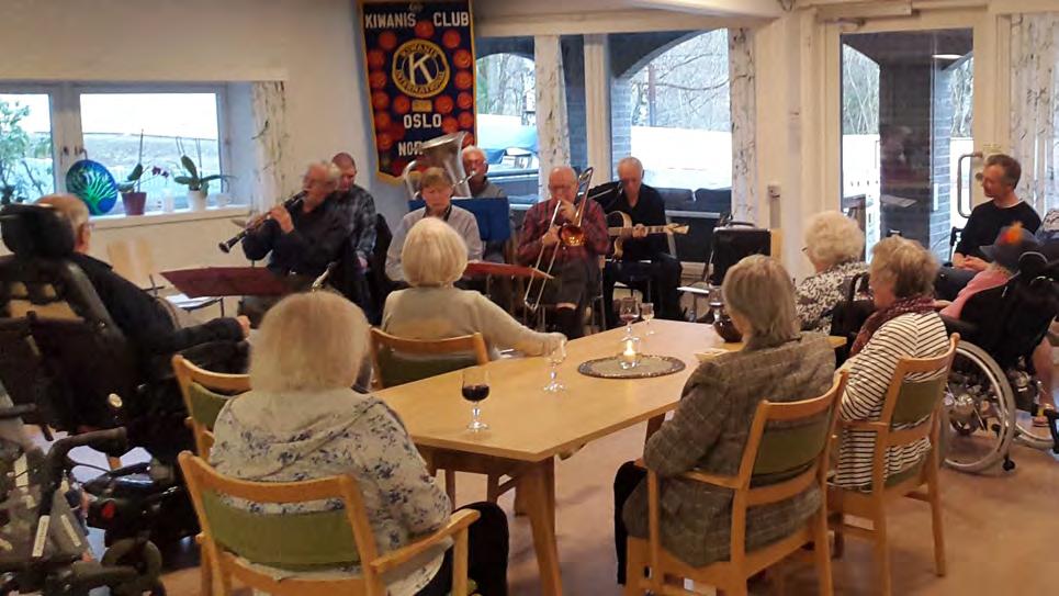 Musikantene var Nitedalens Jazz Band, som spilte tradisjonell jazz med "gamle" og populære melodier, som beboerne er vel kjent med og som de gjerne både