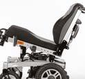 Stolen har gode justeringsmuligheter med elektrisk ryggregulering, elektrisk tilt og vinkelregulerbare fotplater.